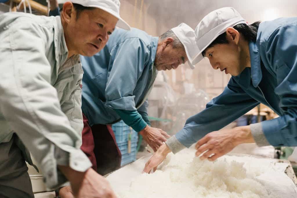 美味しい日本酒の「造り手」に会います。蔵の方々の意見を聞くことで、ラベルからでは得られない情報を伺います。