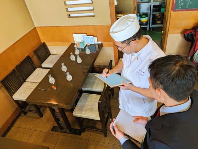 美味しい日本酒のブラインドテイスティング風景:利いた日本酒の味や特徴を各自メモしています。