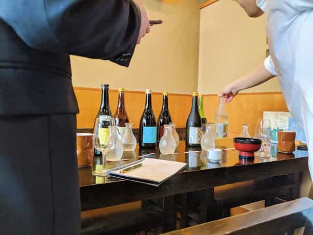 テイスティング後、頒布する日本酒を決める時の論評風景です。「なぜ美味しいのか」を時間をかけてお互いに論評し、誰に出しても「美味しい!」と言ってもらえる日本酒を選定します。